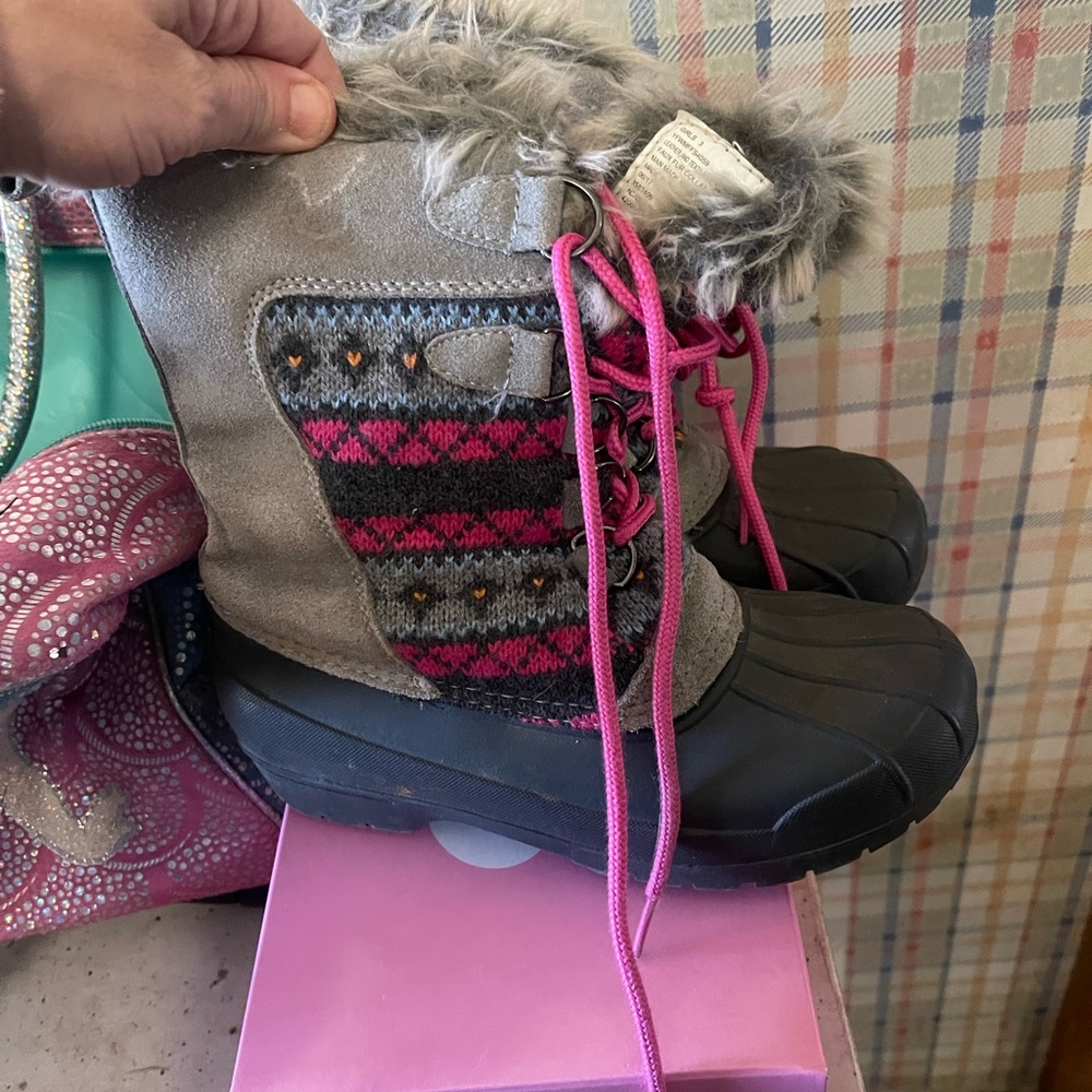 Little girls winter boots. Size 3